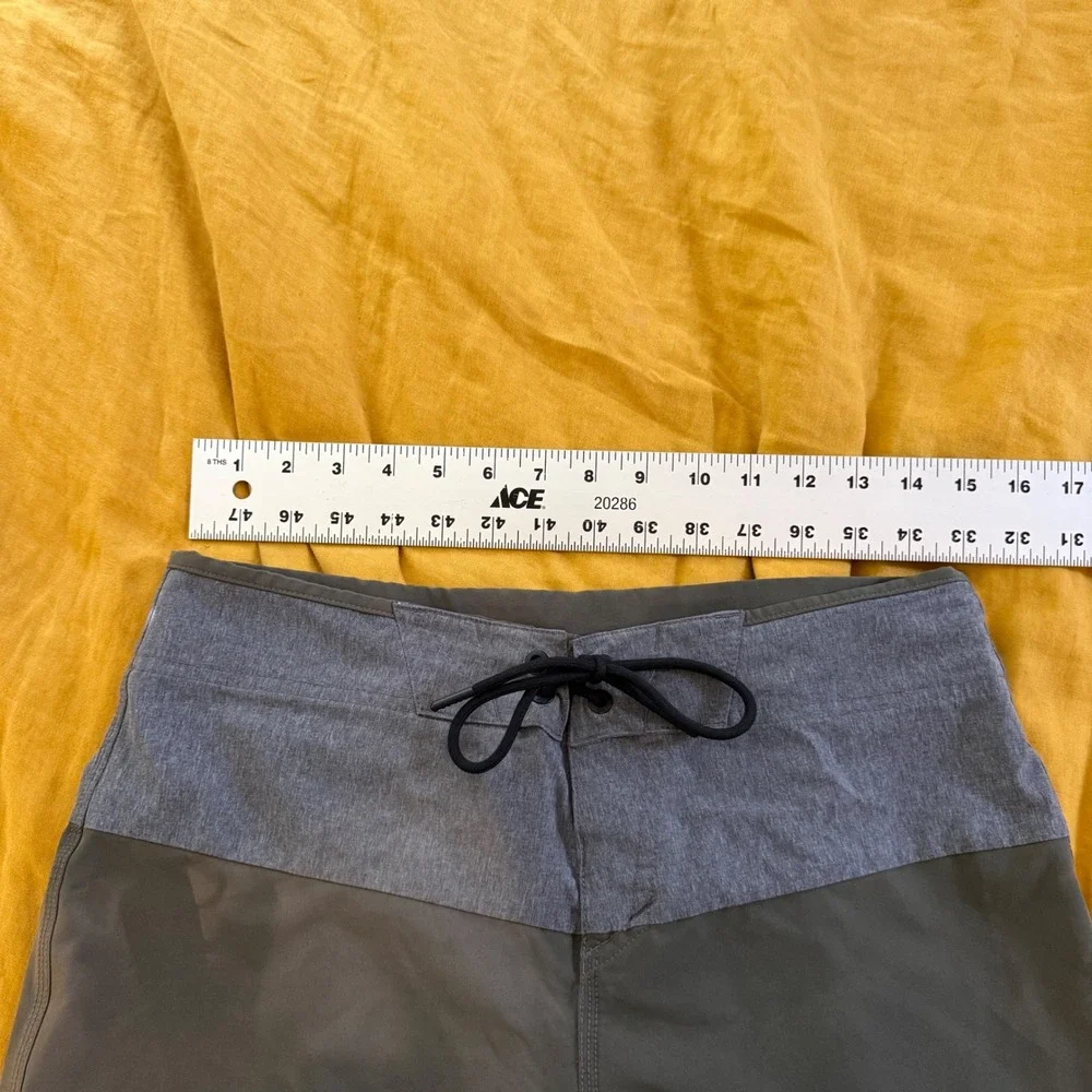 Oakley Mens Performance Fit Colorblock Board Shorts Grey Green Size 30